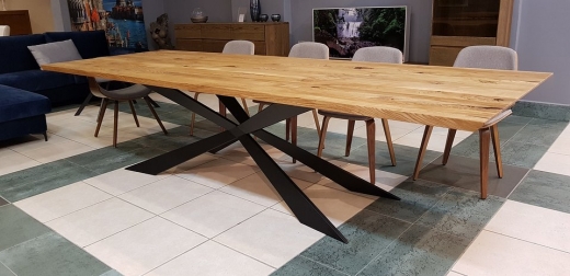Duży, drewniany stół to ozdoba każdej jadalni.