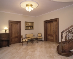 Realizacja drzwi wykonanych z&nbsp;drewna Fot. Marchewka
