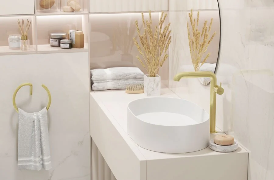 łazienka, umywalka ze złotym kranem, Fot. Deante kolekcja Silia