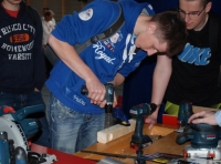 Niebieskie narzędzia Bosch w&nbsp;Warsztacie Produkcji Mebli